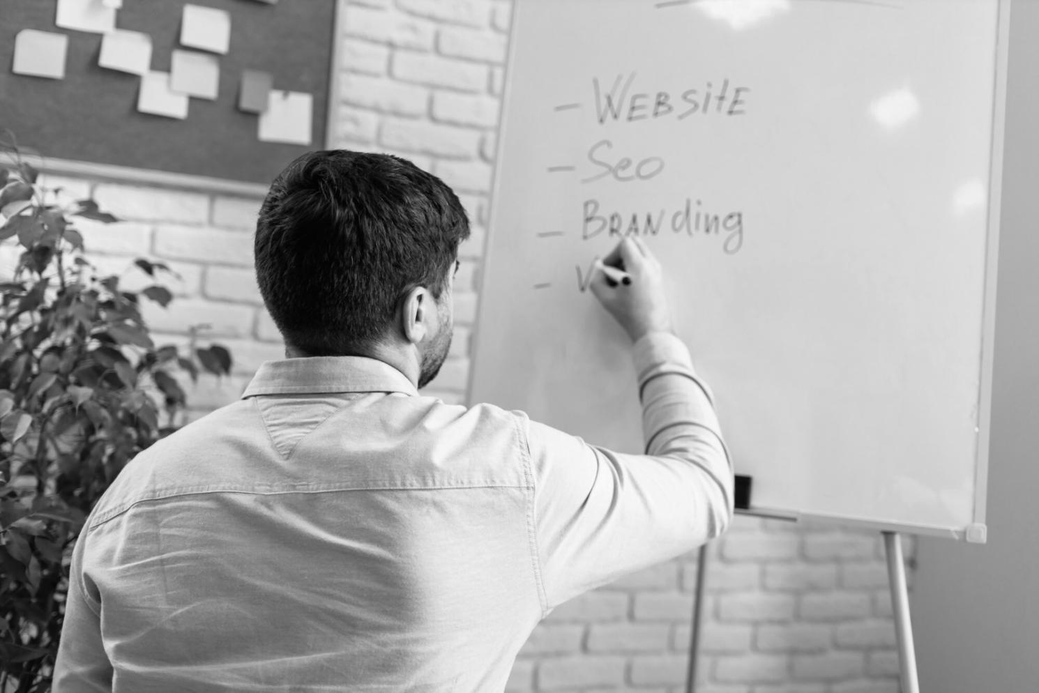 Teilnehmer arbeiten gemeinsam an Finanzstrategien