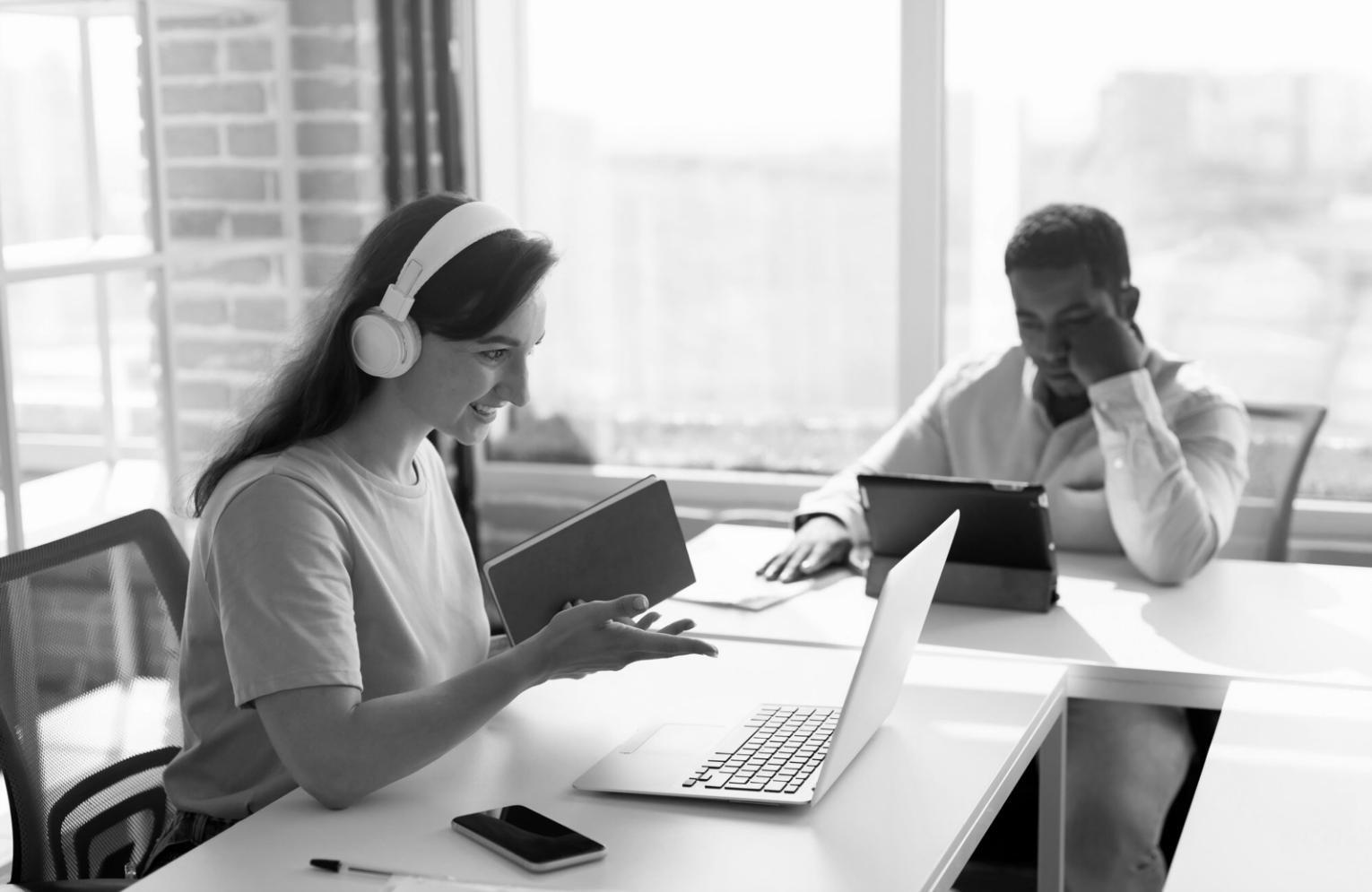 Teilnehmer während interaktiver Finanzbildung bei narevynthos